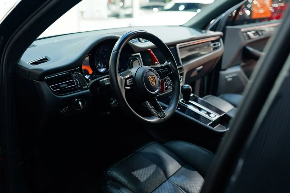 2024 Porsche Macan - Image 15 of 20