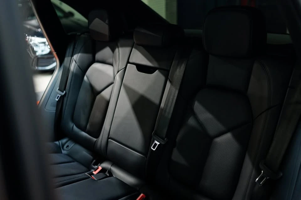 2024 Porsche Macan - Image 19 of 20