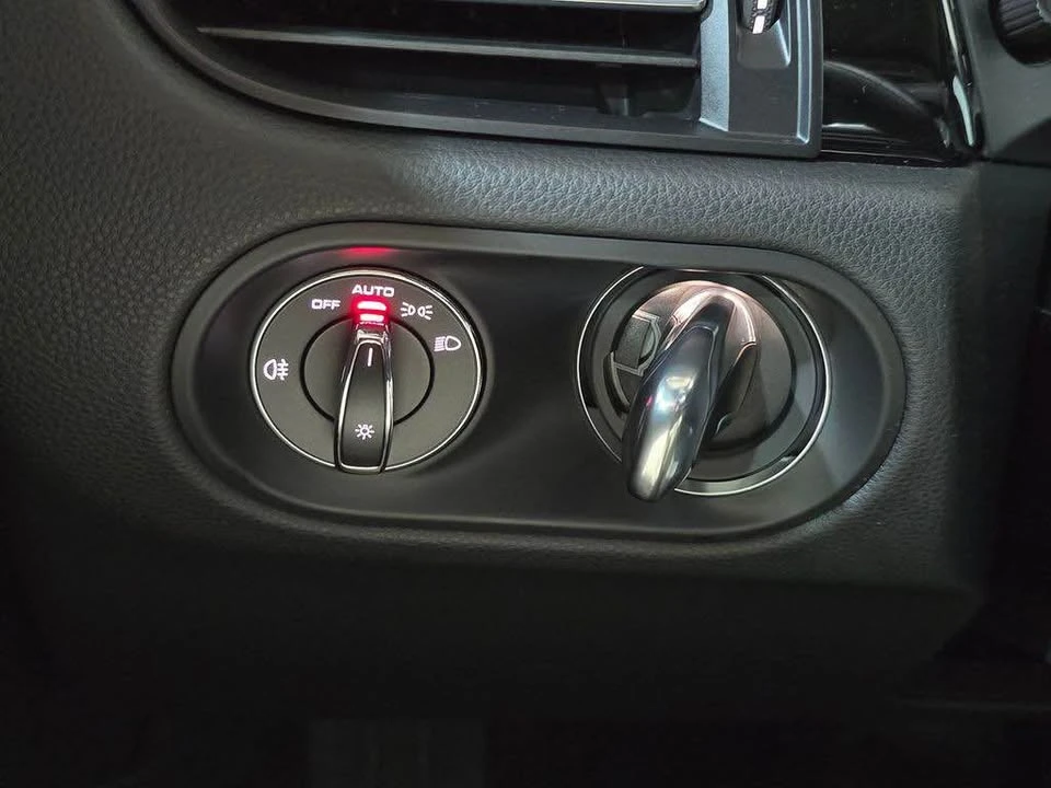 2024 Porsche Macan - Image 19 of 20