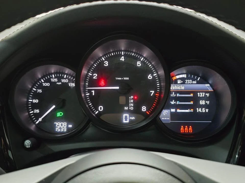2024 Porsche Macan - Image 10 of 20