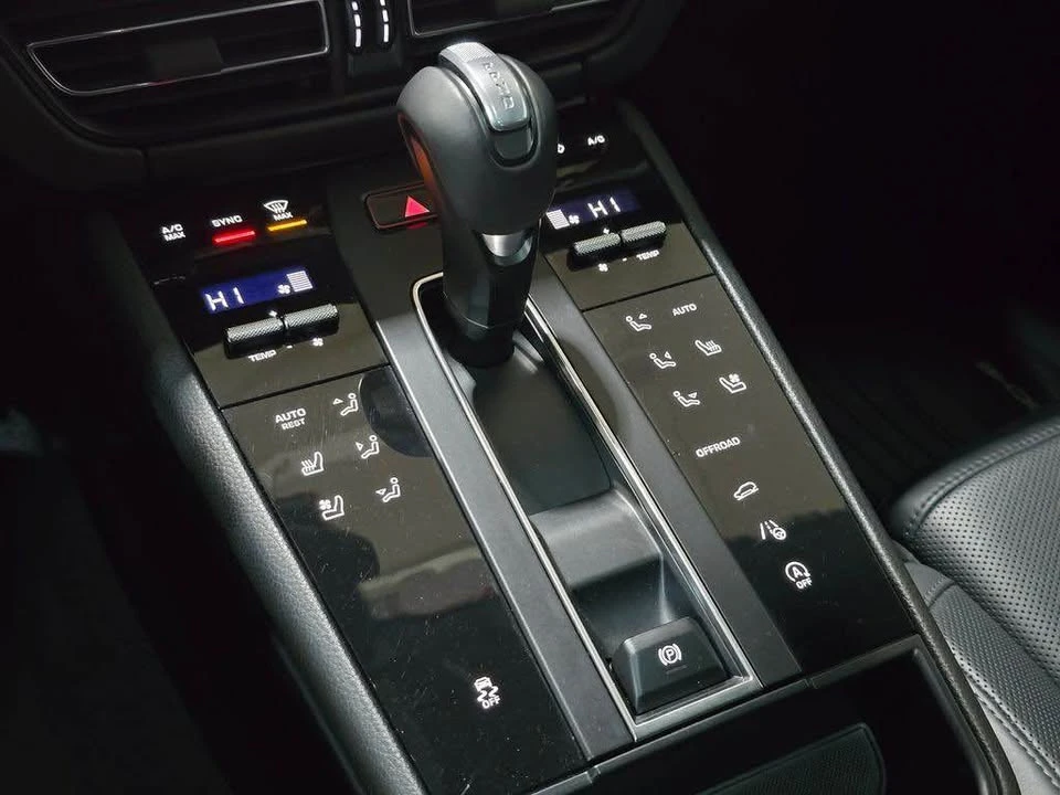 2024 Porsche Macan - Image 15 of 20