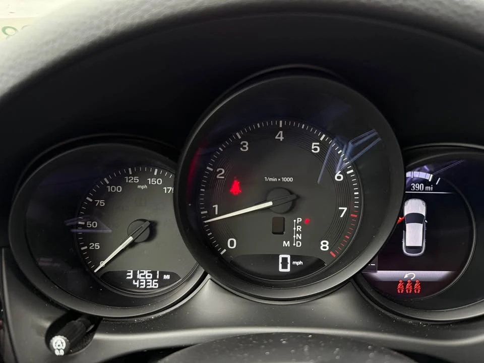 2024 Porsche Macan - Image 10 of 11