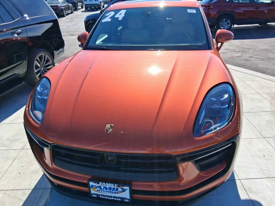 2024 Porsche Macan T - Image 8 of 9