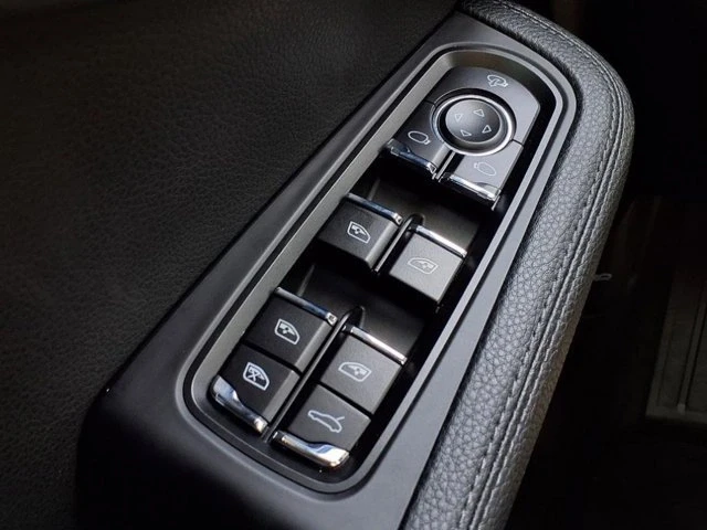 2024 Porsche Macan - Image 14 of 20