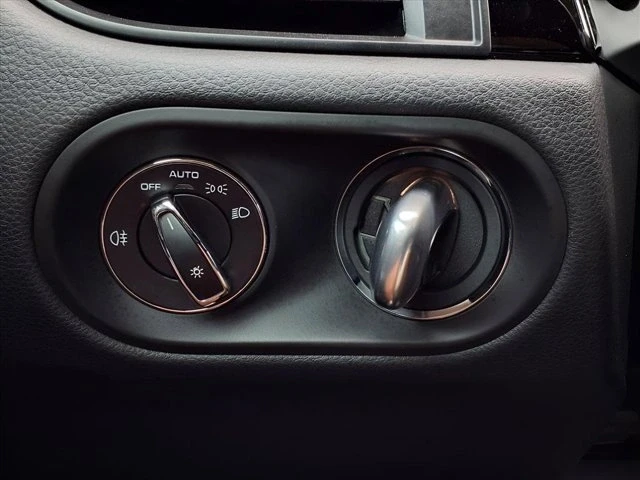 2024 Porsche Macan - Image 16 of 20