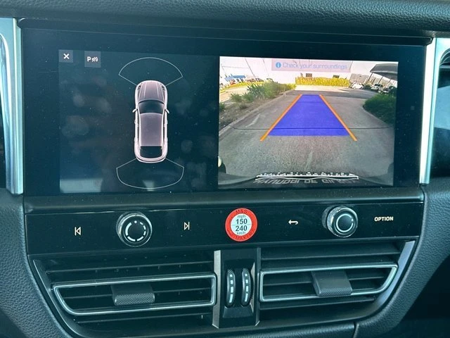 2024 Porsche Macan - Image 18 of 19
