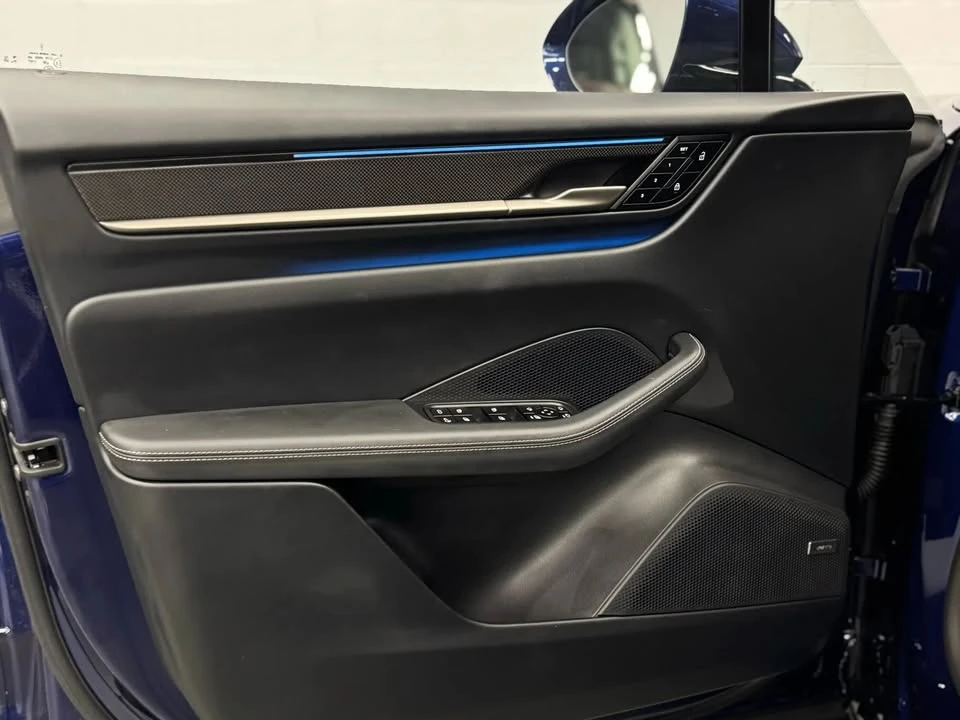 2024 Porsche Macan Electric - Image 16 of 20