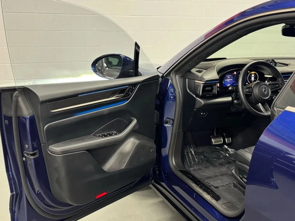2024 Porsche Macan Electric - Image 15 of 20