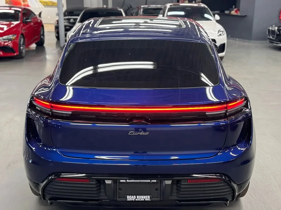 2024 Porsche Macan Electric - Image 7 of 20