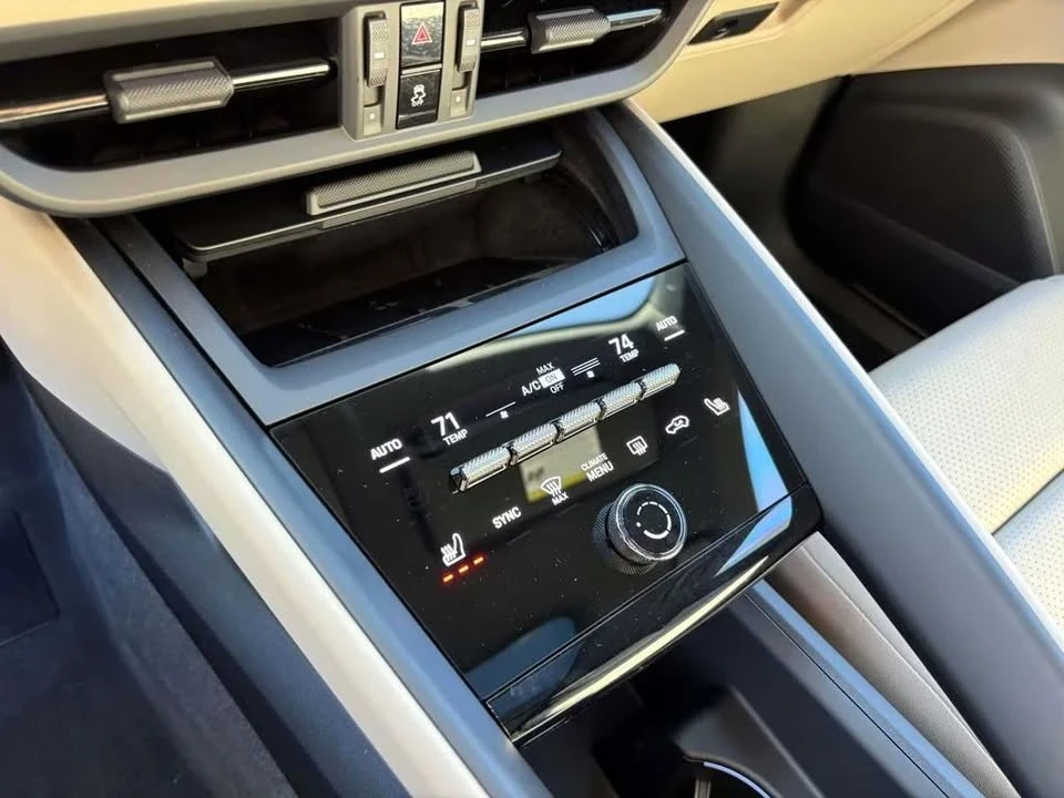 2024 Porsche Macan Electric - Image 12 of 16