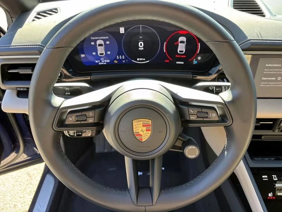 2024 Porsche Macan Electric - Image 9 of 16