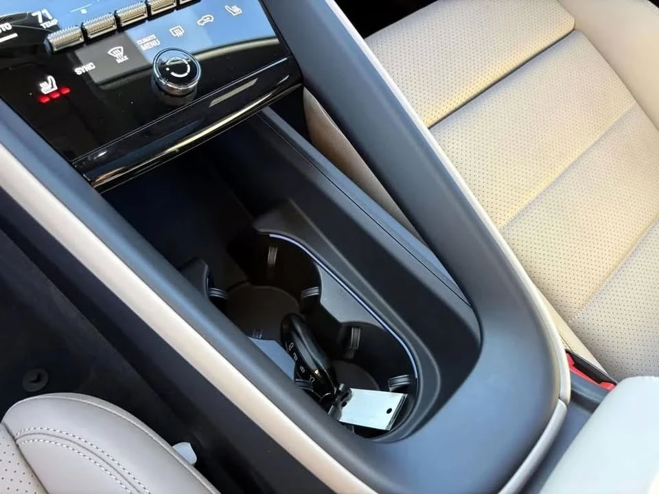 2024 Porsche Macan Electric - Image 13 of 16