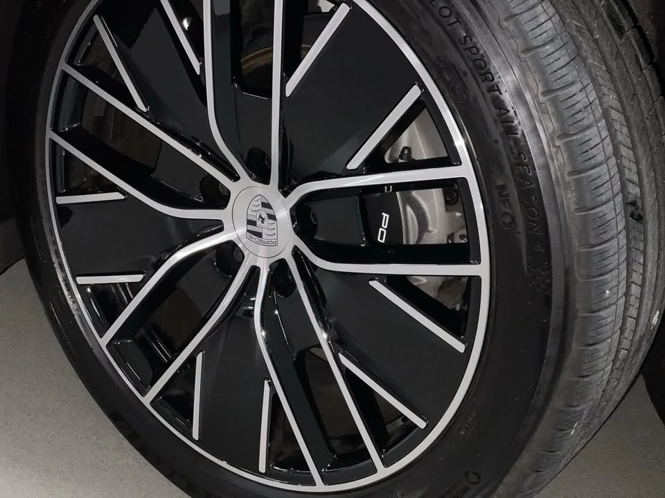 2024 Porsche Macan Electric - Image 9 of 20