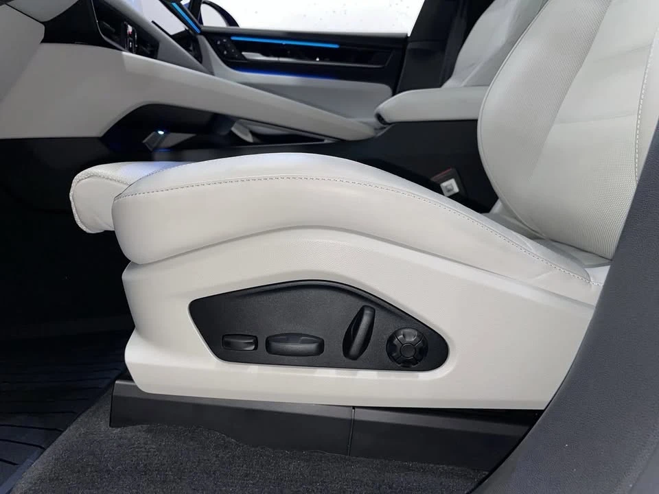 2024 Porsche Macan Electric - Image 11 of 20