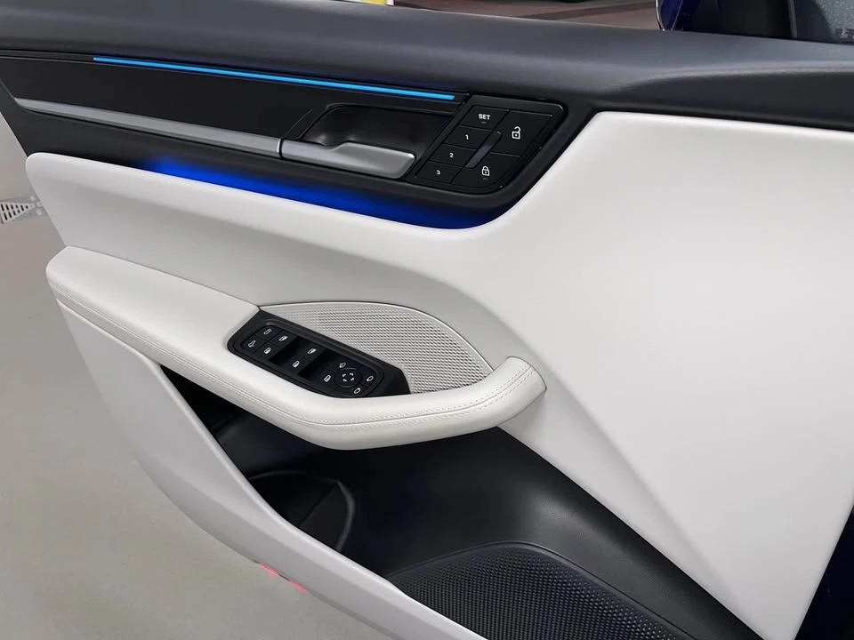 2024 Porsche Macan Electric - Image 12 of 20