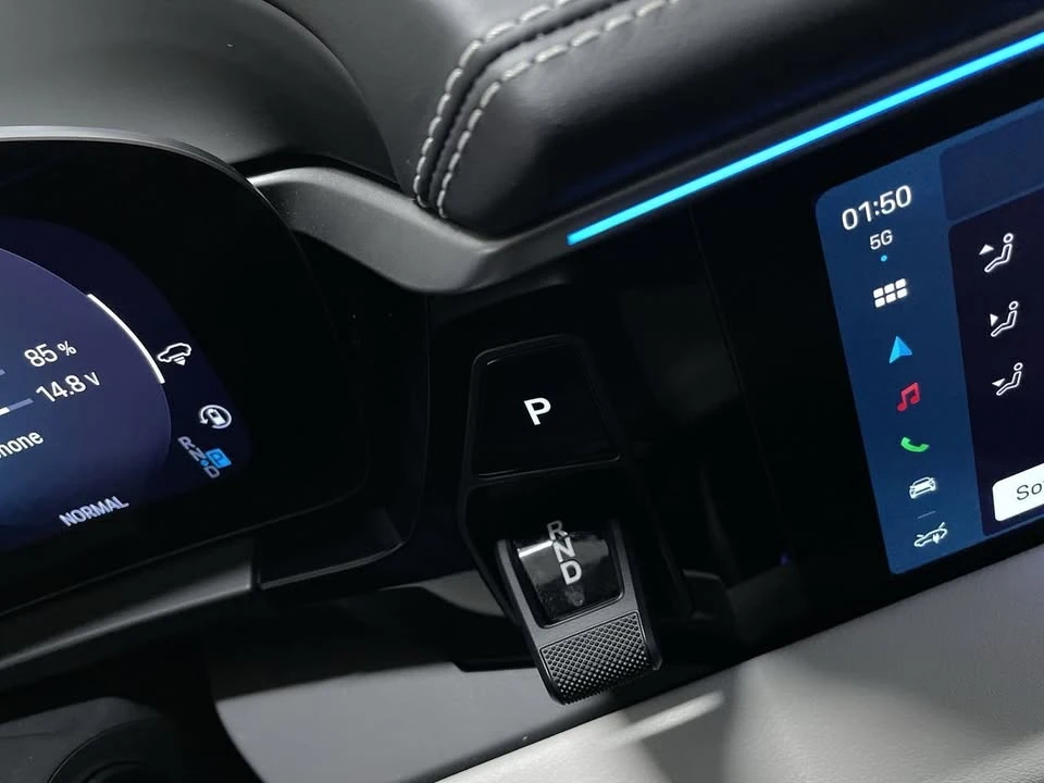 2024 Porsche Macan Electric - Image 19 of 20