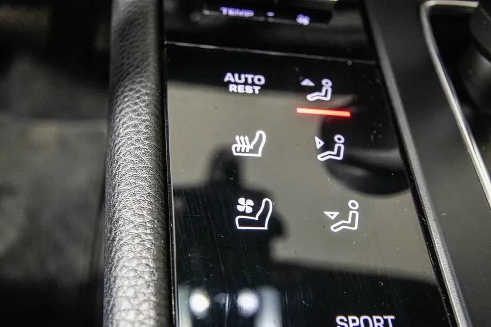 2024 Porsche Macan - Image 19 of 20