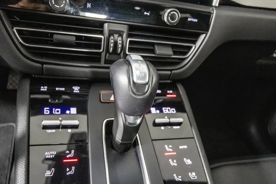 2024 Porsche Macan - Image 18 of 20