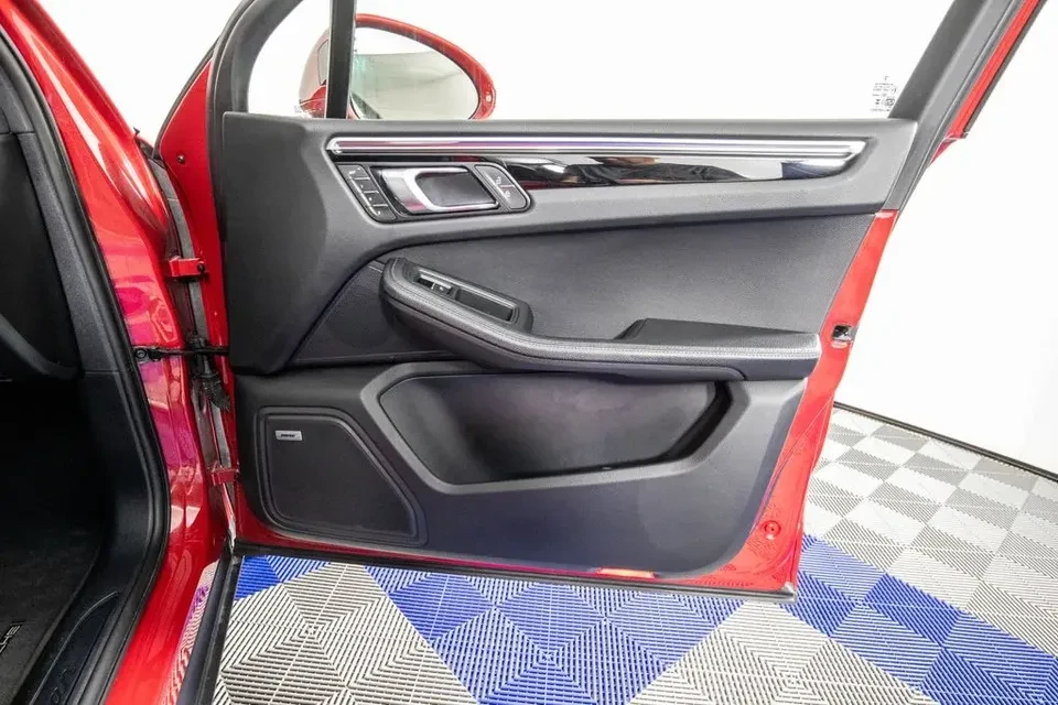 2024 Porsche Macan - Image 12 of 20