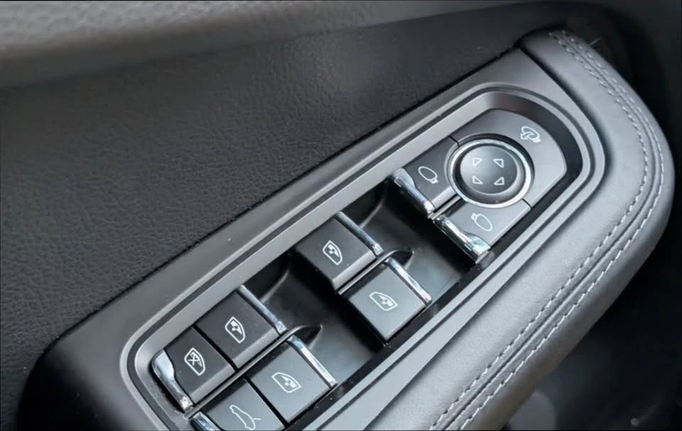 2024 Porsche Macan T - Image 13 of 20