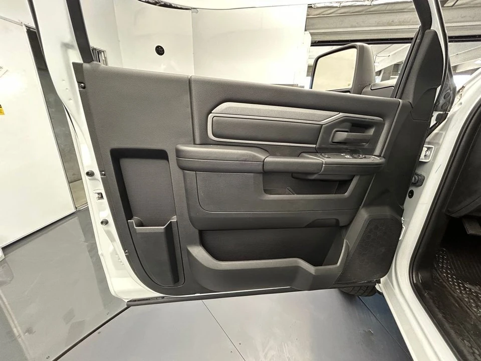 2024 Ram 3500 - Image 17 of 31