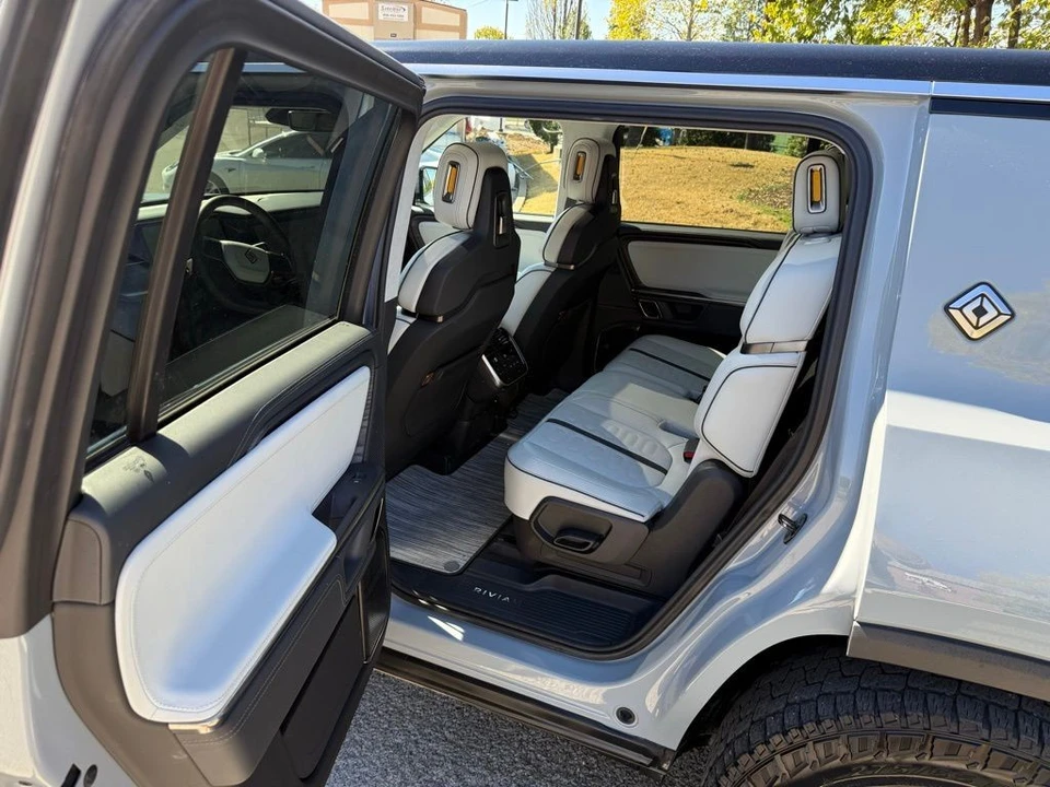 2024 Rivian R1S - Image 12 of 17