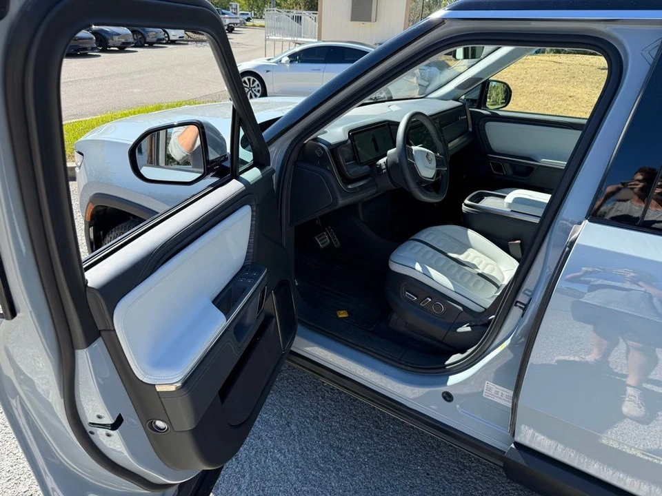 2024 Rivian R1S - Image 8 of 17