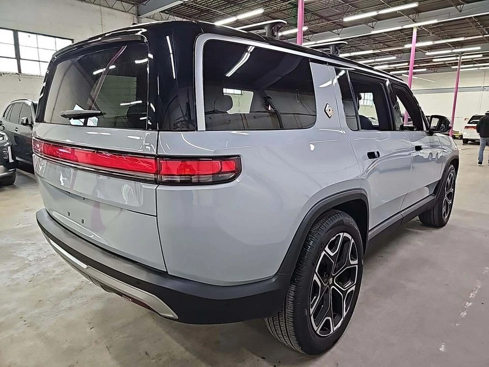 2024 Rivian R1S - Image 4 of 8