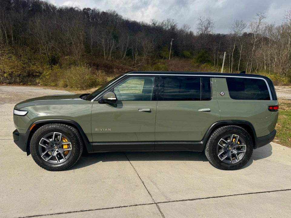 2024 Rivian R1S - Image 8 of 12
