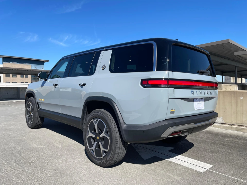 2024 Rivian R1S - Image 14 of 31
