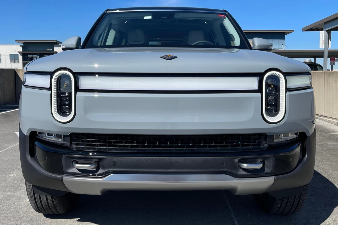 2024 Rivian R1S - Image 2 of 31