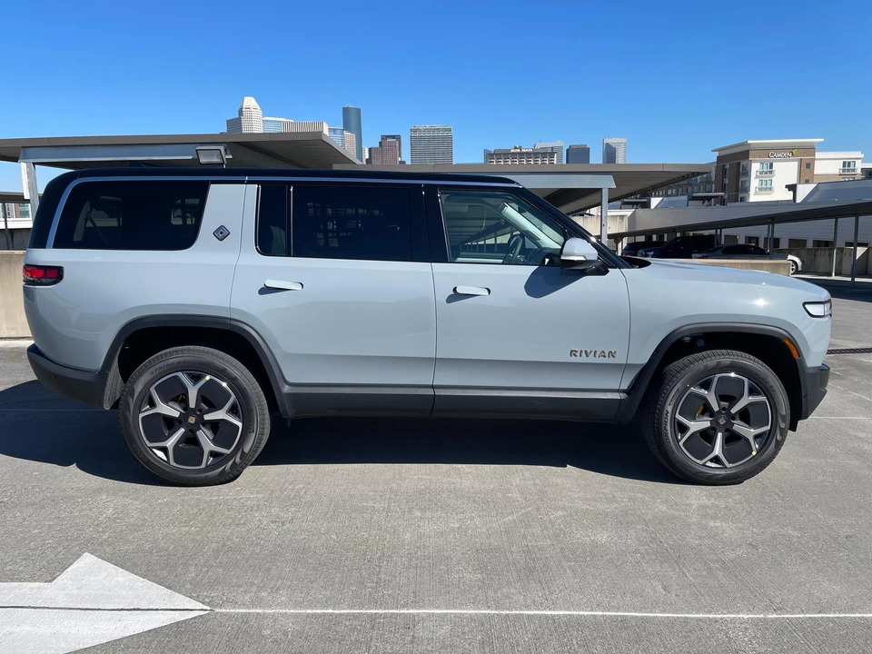 2024 Rivian R1S - Image 23 of 31