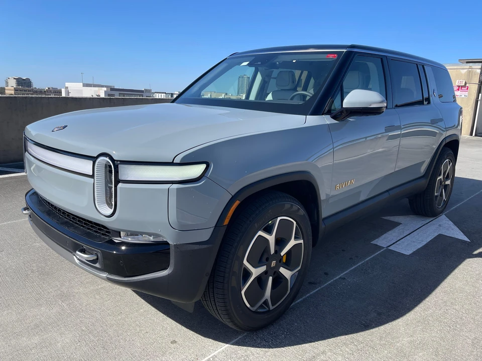 2024 Rivian R1S - Image 10 of 31