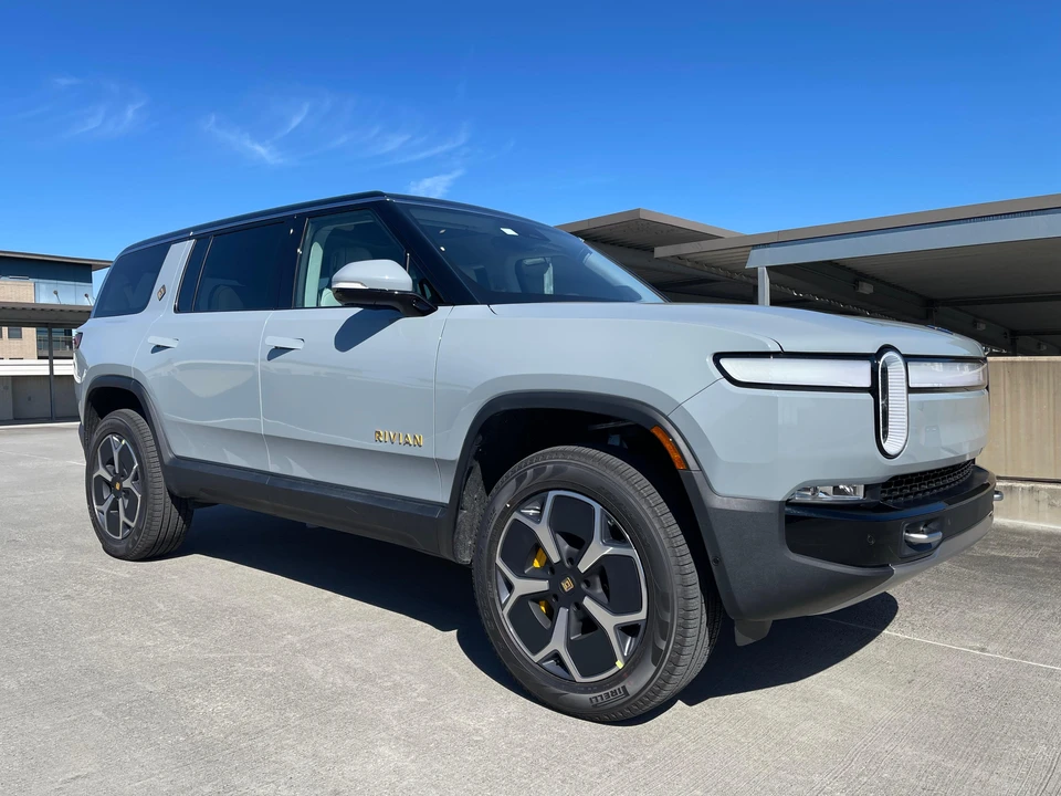 2024 Rivian R1S - Image 24 of 31
