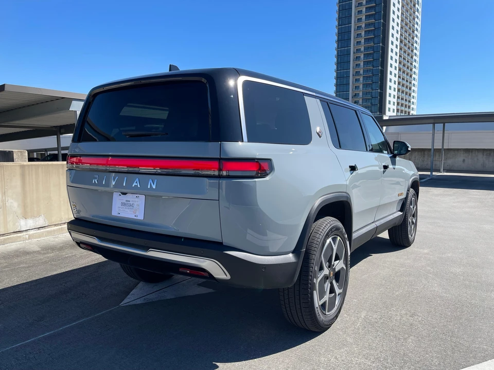 2024 Rivian R1S - Image 17 of 31