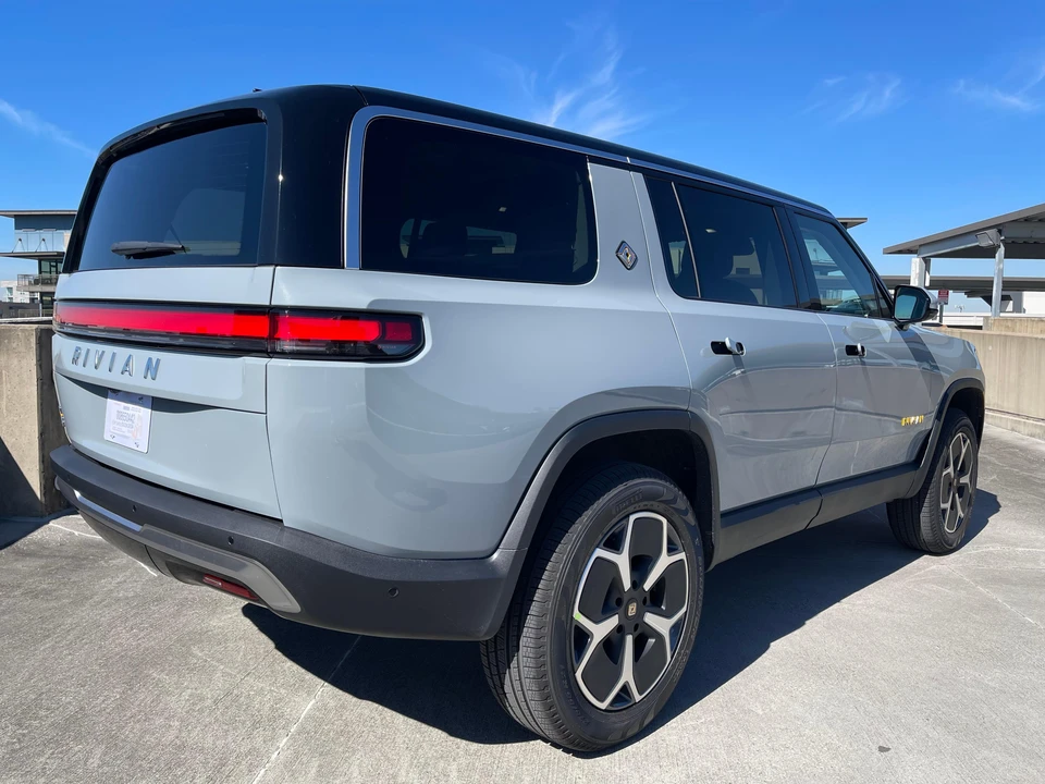 2024 Rivian R1S - Image 20 of 31
