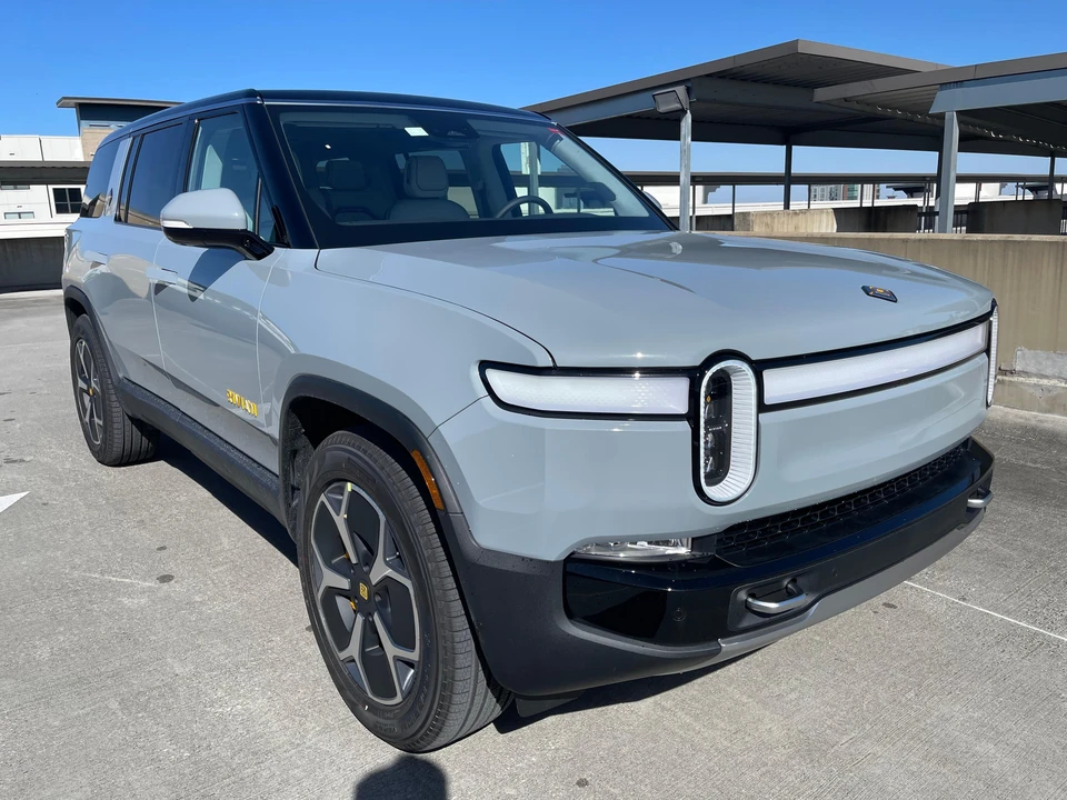 2024 Rivian R1S - Image 26 of 31