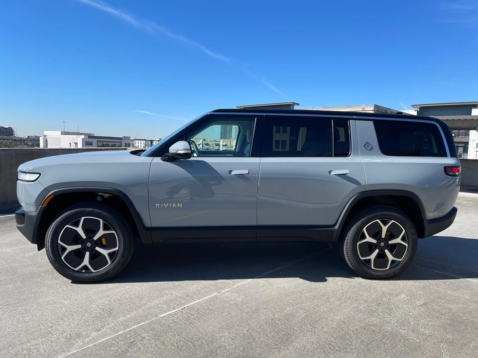 2024 Rivian R1S - Image 11 of 31