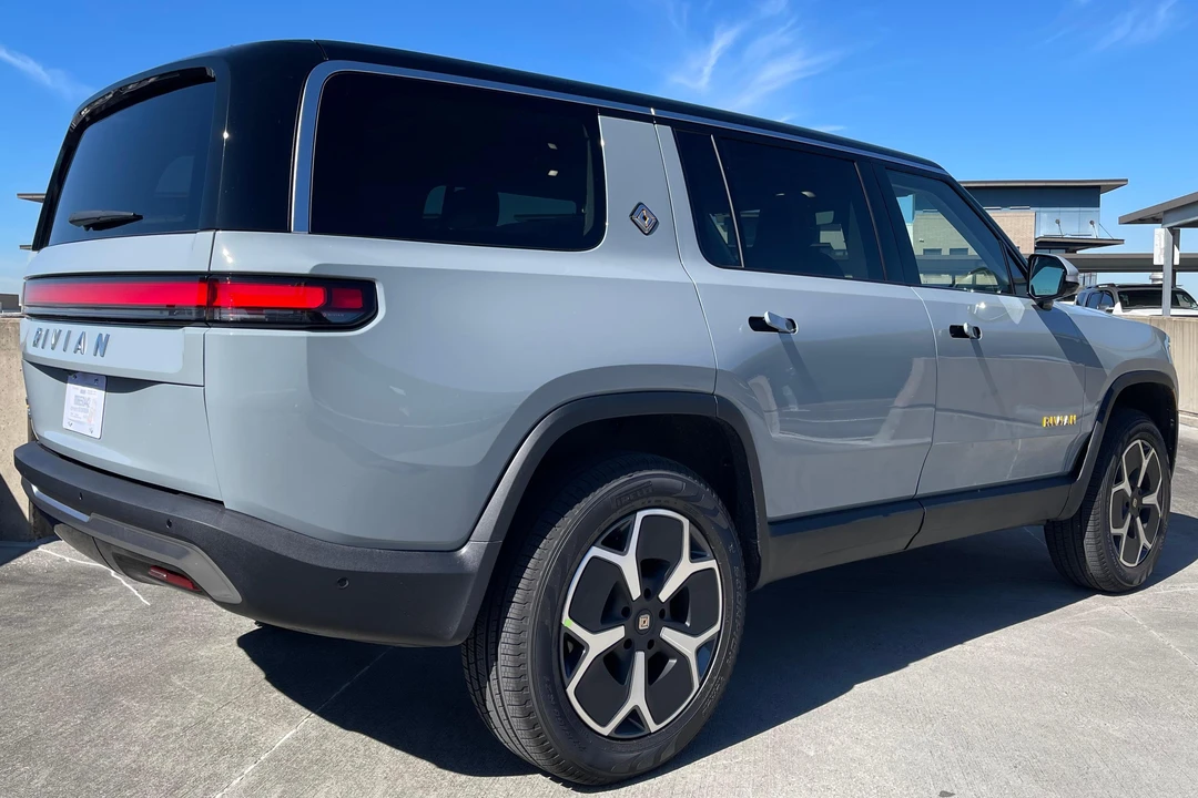2024 Rivian R1S - Image 4 of 31