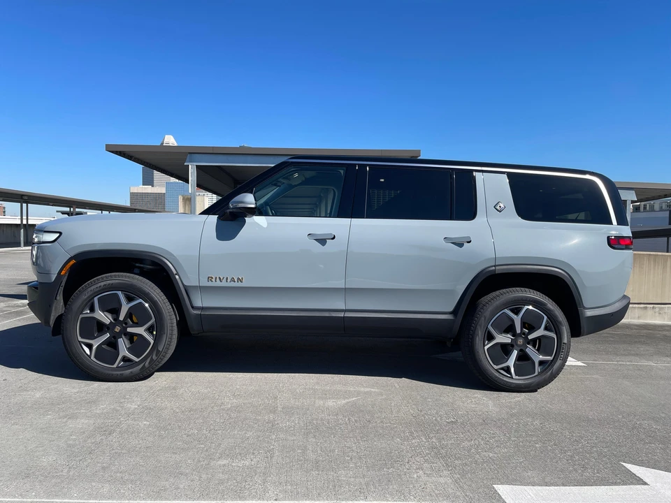 2024 Rivian R1S - Image 12 of 31