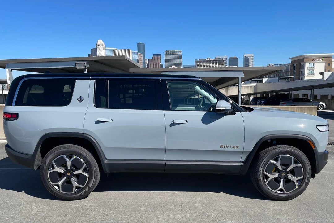 2024 Rivian R1S - Image 3 of 31