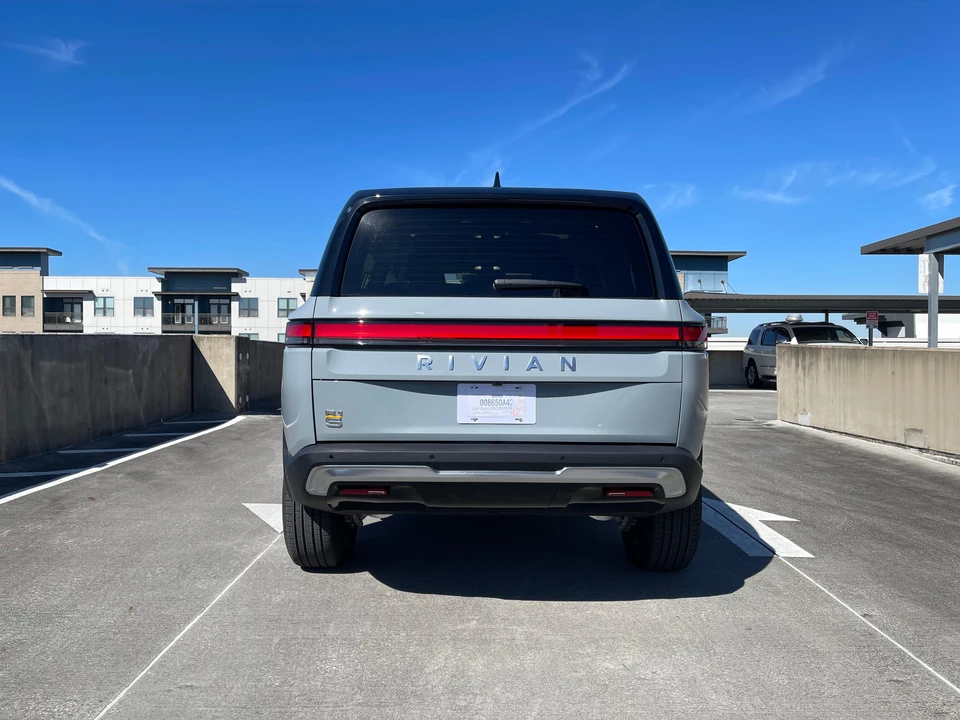 2024 Rivian R1S - Image 15 of 31