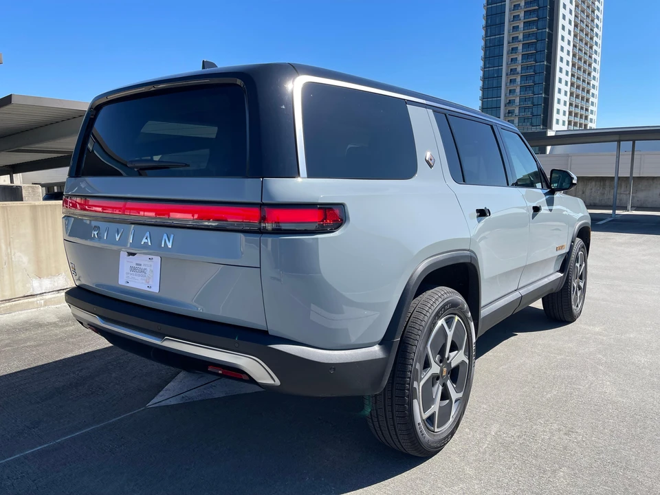 2024 Rivian R1S - Image 18 of 31