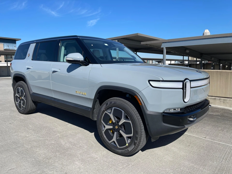 2024 Rivian R1S - Image 25 of 31