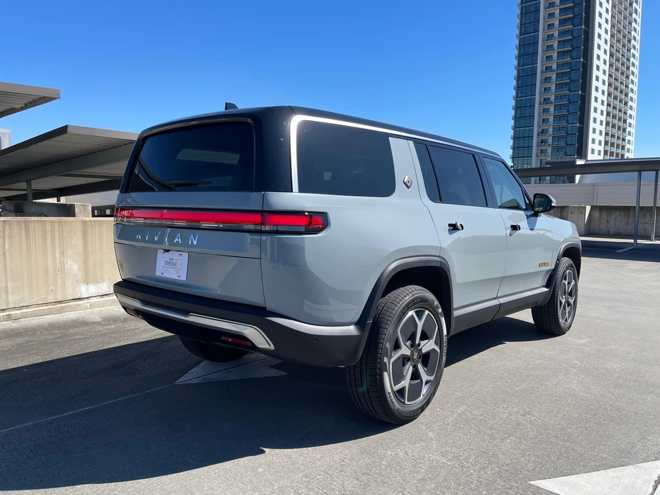 2024 Rivian R1S - Image 19 of 31