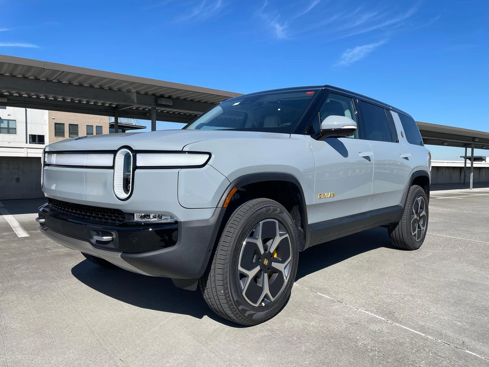 2024 Rivian R1S - Image 9 of 31