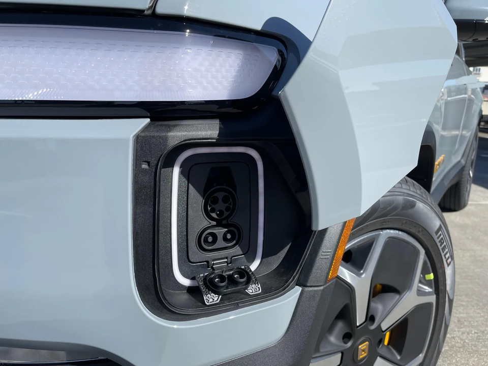 2024 Rivian R1S - Image 28 of 31
