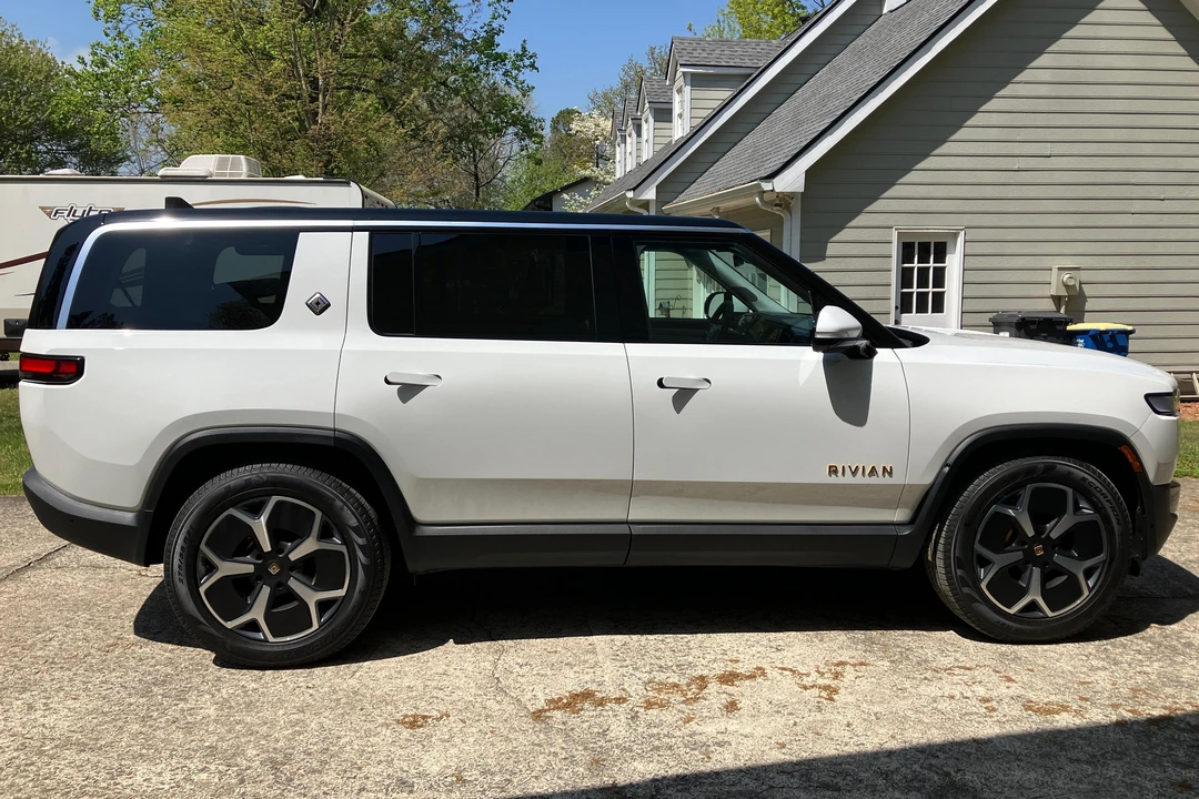 2024 Rivian R1S - Image 3 of 9