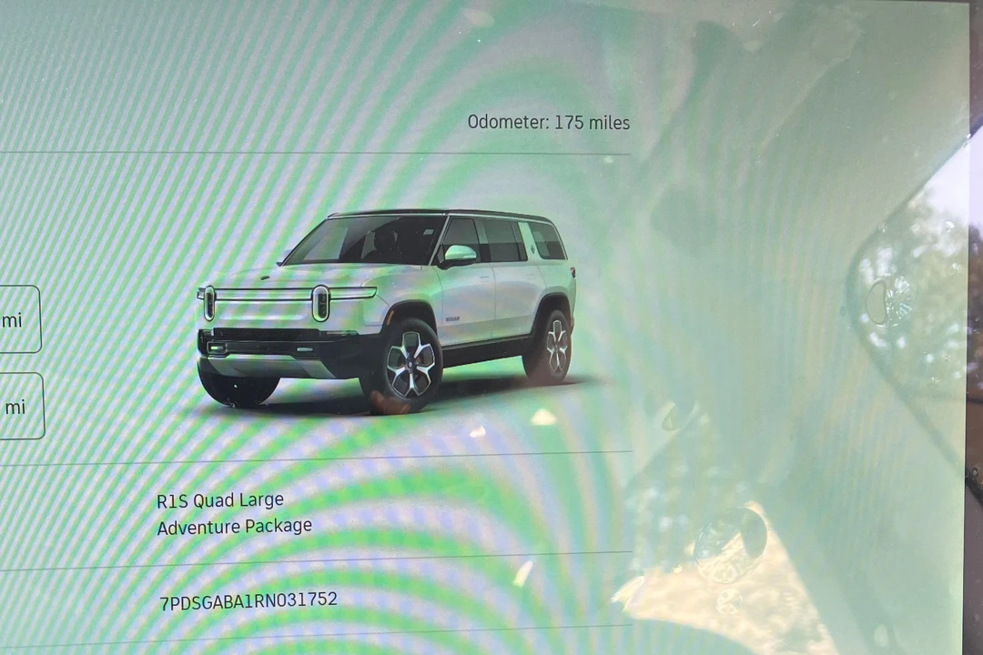 2024 Rivian R1S - Image 9 of 9