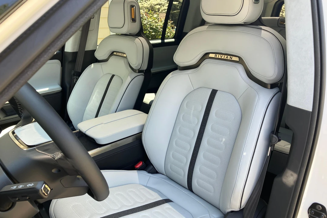 2024 Rivian R1S - Image 7 of 9
